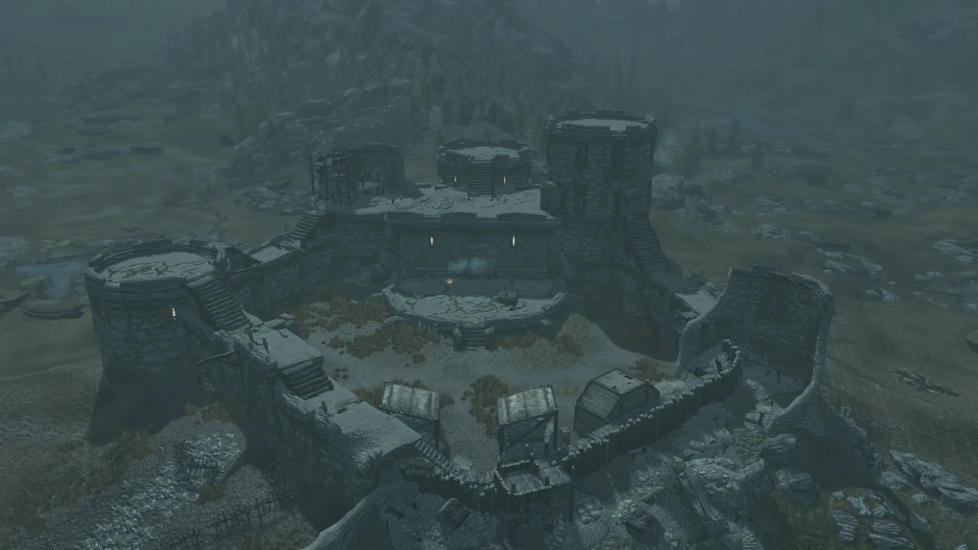 Un fort nordique vu de loin, remparts dans la brume